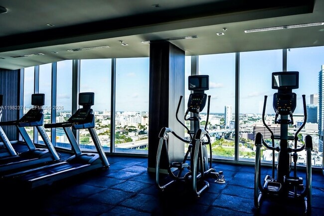 Building Photo - 1010 SW 2nd Ave