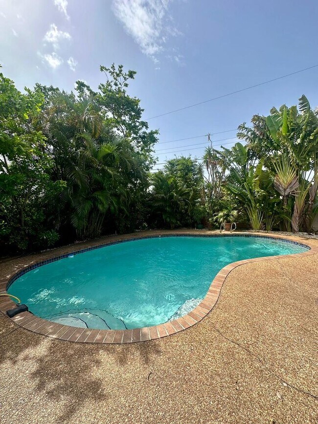 Building Photo - Easy Coastal Living Just Minutes from Downtown!