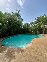 Building Photo - Easy Coastal Living Just Minutes from Downtown!