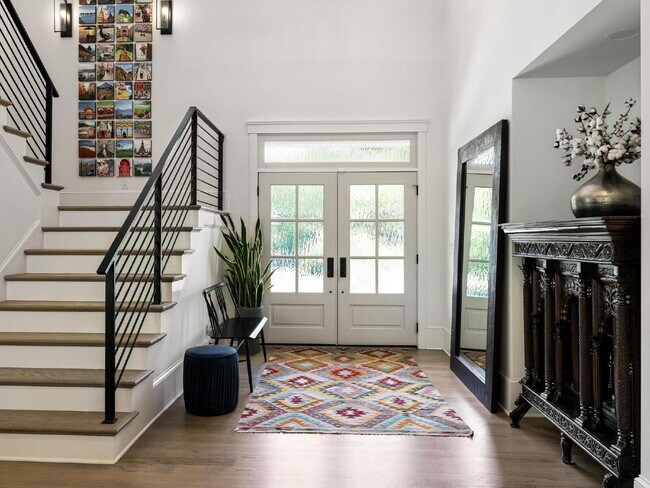 Building Photo - Spacious Elegance Awaits!
