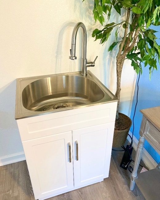 Sink with cabinet - 1 year old - 372 Chaucer Dr