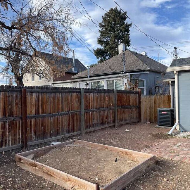 Building Photo - 3 Bed & 1 Bath House in Englewood / Available soon!