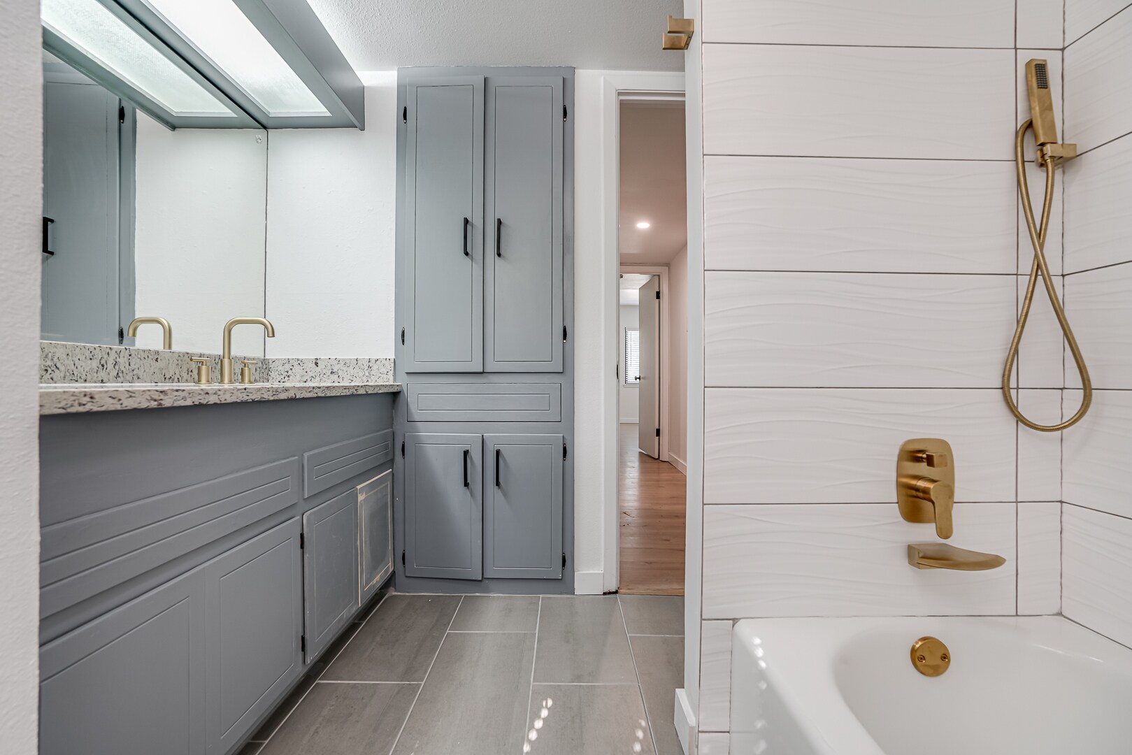 Building Photo - 568 W Quill Dr