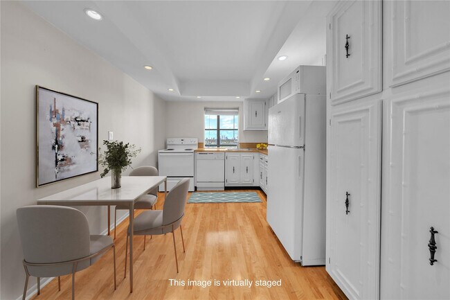 Building Photo - 1000 Parkview Dr