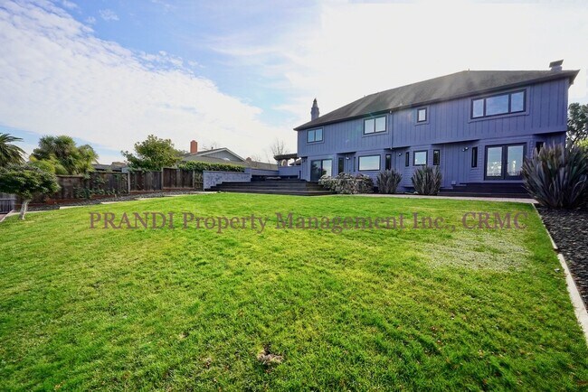 Building Photo - Sleek, Expansive, Designer Home with Priva...
