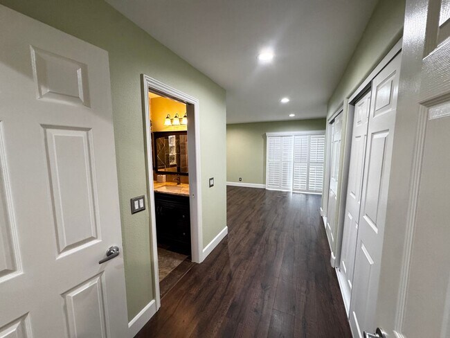 Building Photo - Stunning Mission Viejo home with a View