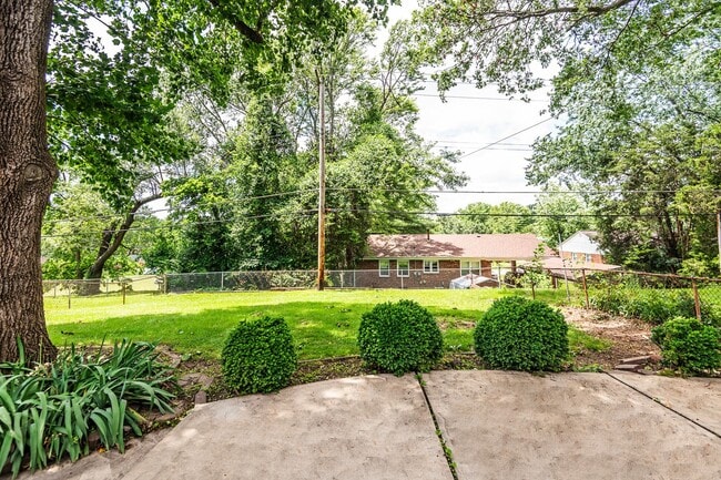 Building Photo - Lovely 3 Bedroom 1 Bathroom Home