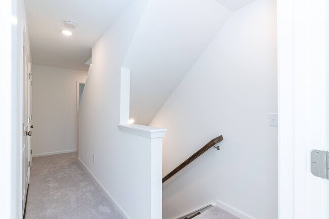Building Photo - Three Bedroom End Unit Townhome!