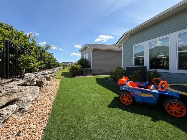 Building Photo - Modern-Luxury 5/3 in Oakmont