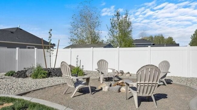 Building Photo - Beautiful Custom Home!