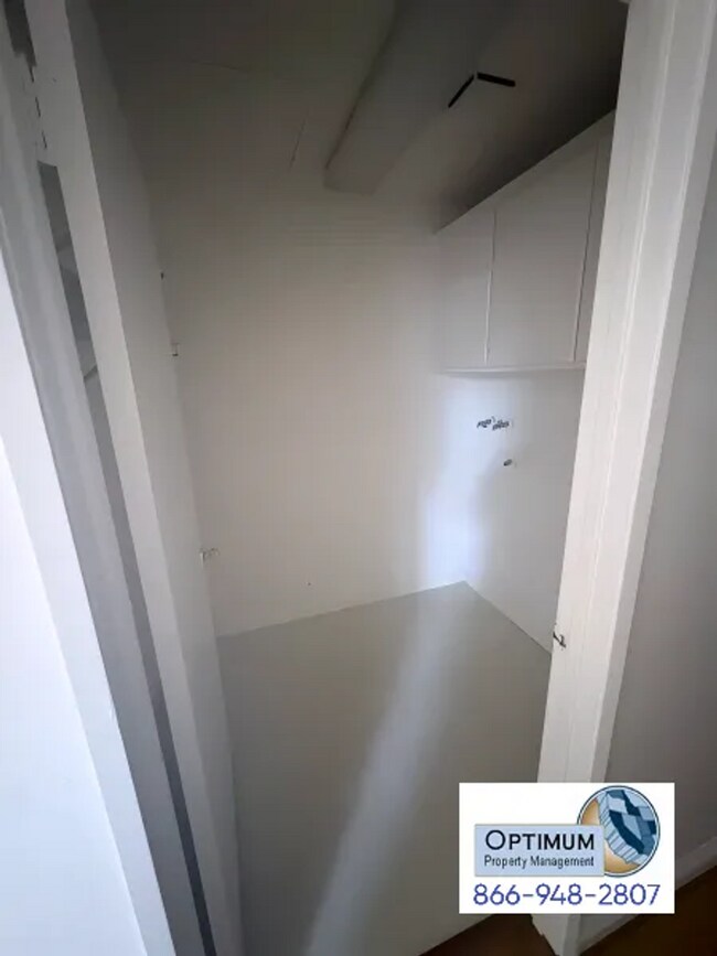 Building Photo - Spacious 4-Bedroom Home with Fireplace & Large Backyard