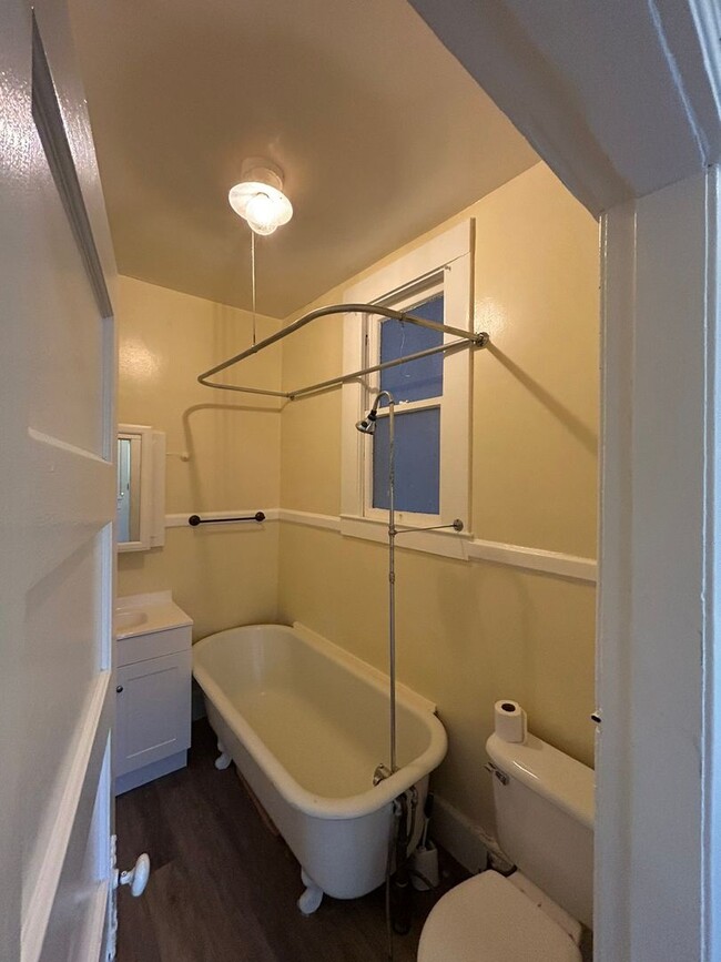 Building Photo - Two Bedroom Available Now in Noe Valley!!