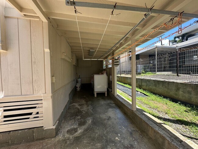 Building Photo - 1717 Kewalo St