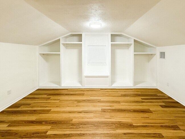 Building Photo - Beautifully Updated 4 Bedroom 2 Bathroom i...