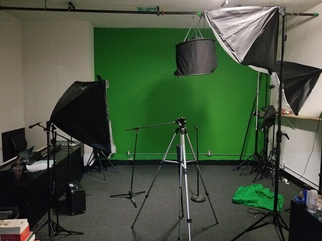 Building Photo - Room #1