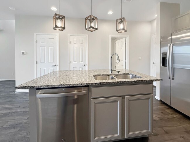 Building Photo - $0 DEPOSIT OPTION. BRIGHT AND SPACIOUS 3-B...