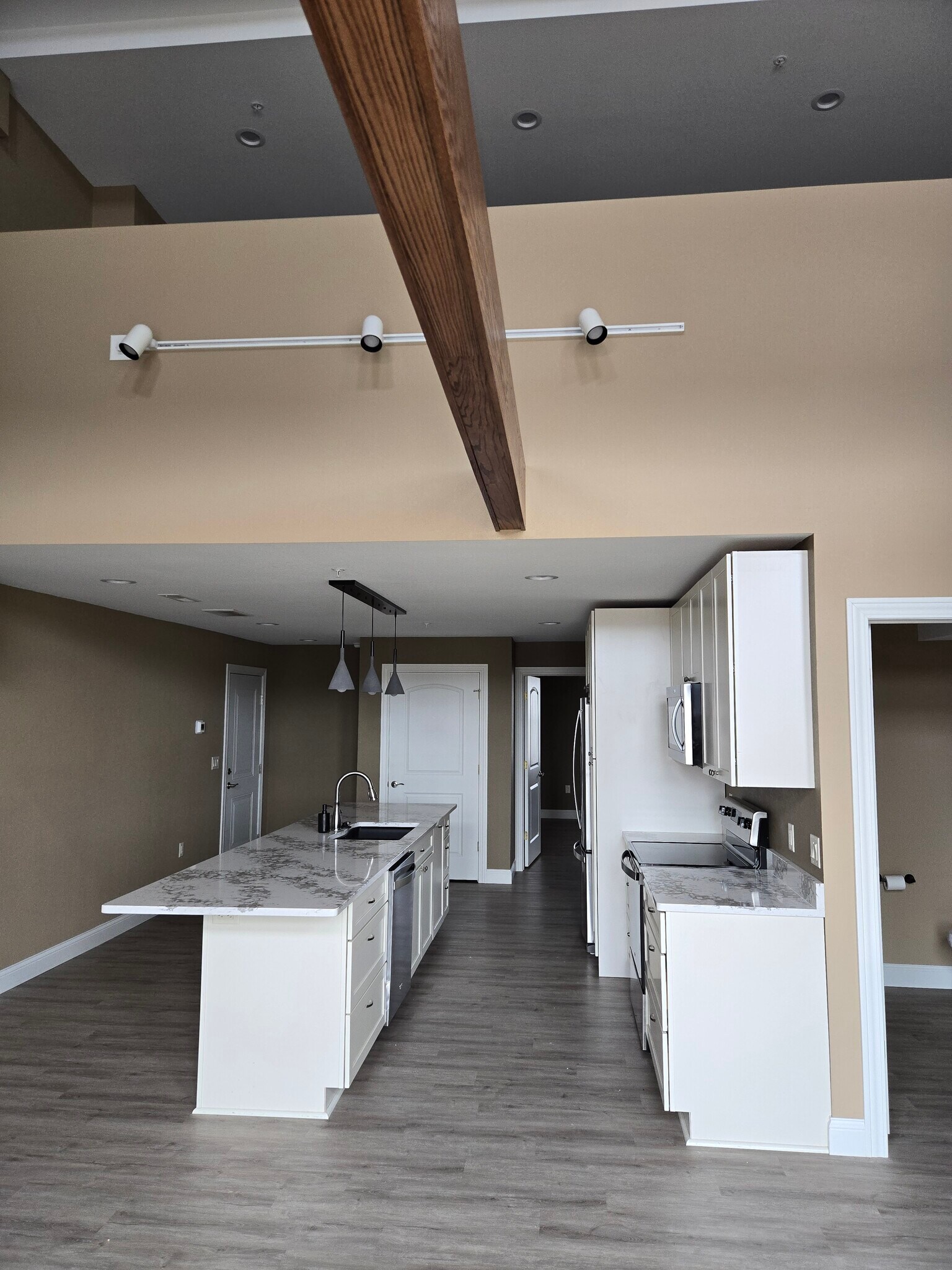 Building Photo - 208 3rd Ave W