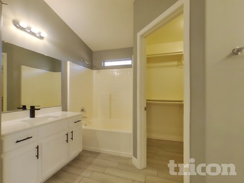 Building Photo - 8610 W Echo Ln