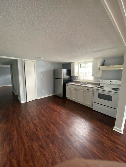 Kitchen - 6210 Roddie St
