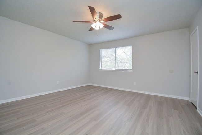 Building Photo - Perfect Townhouse ready for you!