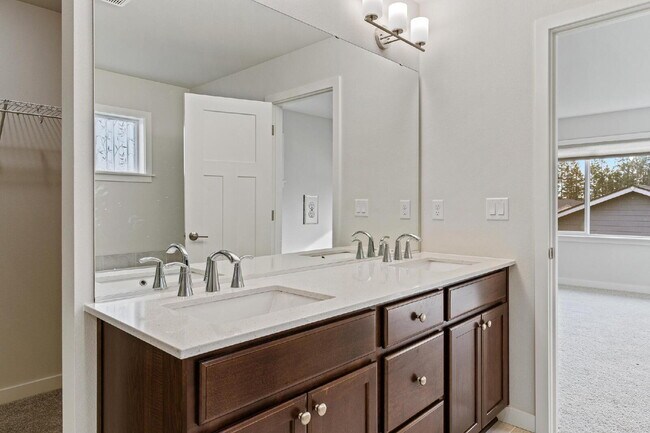 Building Photo - Bueaitful 4 bedroom home with 1 bed 1 bath MIL!
