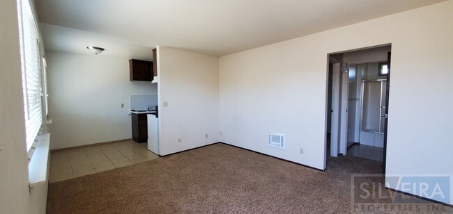 Building Photo - Comfortable upstairs apartment space