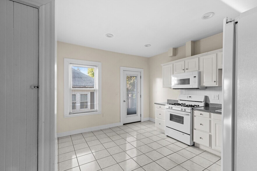 Building Photo - 56 Hobson St