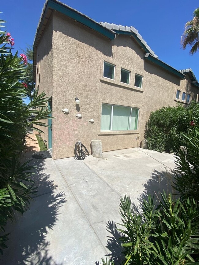 Building Photo - AMERICANA Property Mgmt - Gated 2beds -2baths Townhouse in Spring Valley