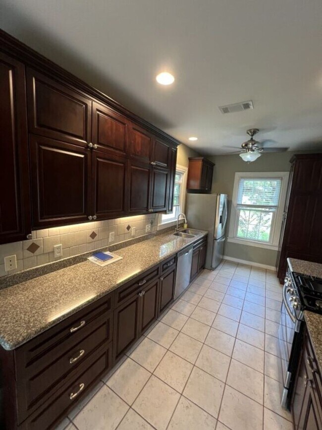 Building Photo - Charming 3 Bedroom Home Near LSU, University Lakes & Parade Routes!