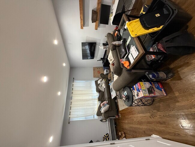 Building Photo - 518 N May St