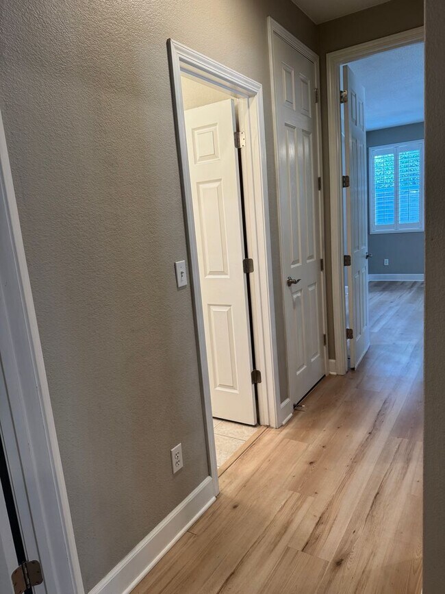Building Photo - Charming single home in Roseville!