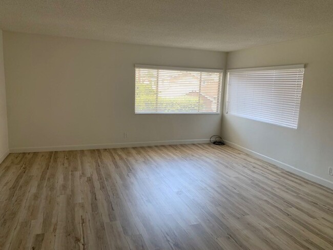 Building Photo - AMAZING REMODELED 2 BED / 2 BATH BELMONT H...