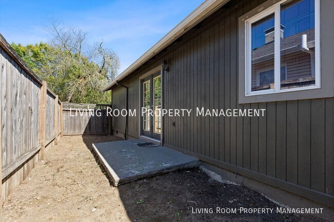 Building Photo - Updated Woodlawn Ranch with a Private Yard