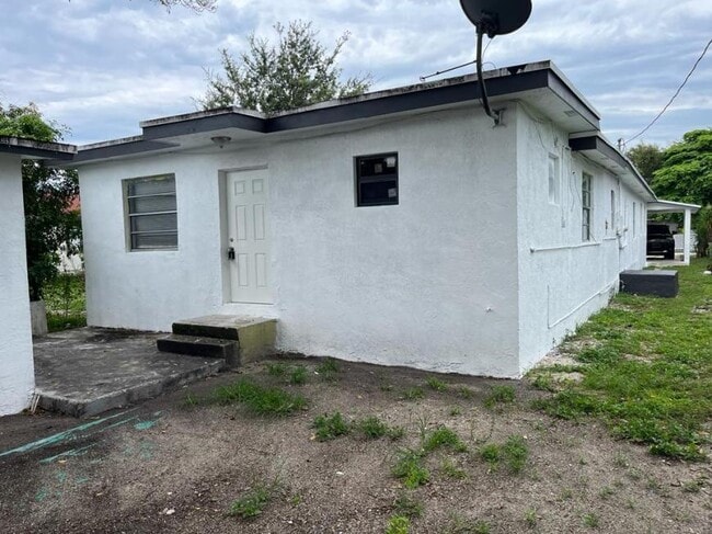 Building Photo - 3 bedroom in Miami FL 33142