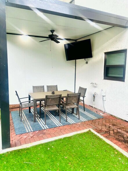 Building Photo - 1709 SW 24th St