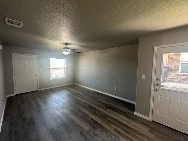 Building Photo - 3Bed/2Bath