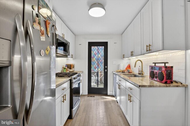 Building Photo - 1742 Dorrance St