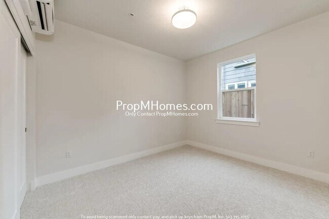 Building Photo - Modern Two Bedroom Unit with Fenced Yard!