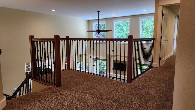 Building Photo - Beautiful Campus Glen 4-Bedroom!