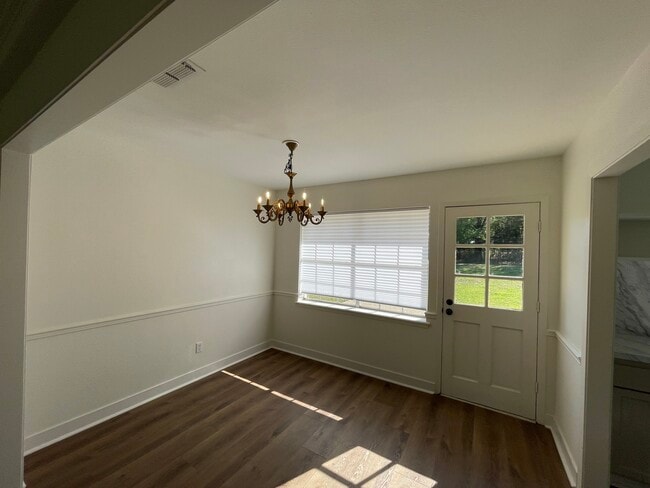 Building Photo - 15021 Hillview Rd