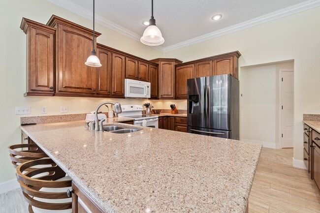 Building Photo - Beautiful 3/3 Pool Home in Gated Community W/ Lake Access