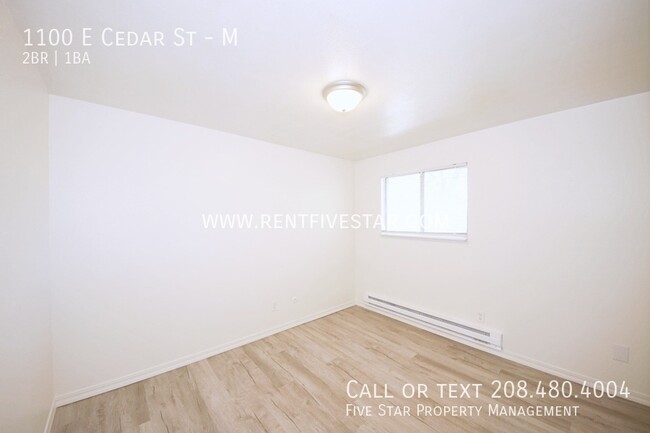 Building Photo - Upstairs Apartment In Central Location! Vi...