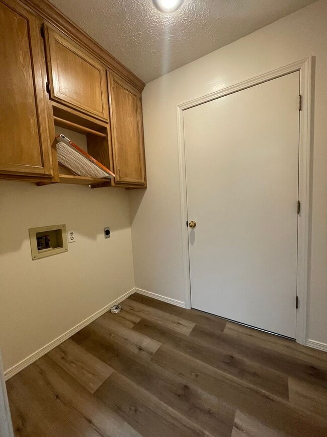 Building Photo - Southern Hills 3 Bedroom 2 Bath Duplex-New carpet and new flooring in the bathrooms