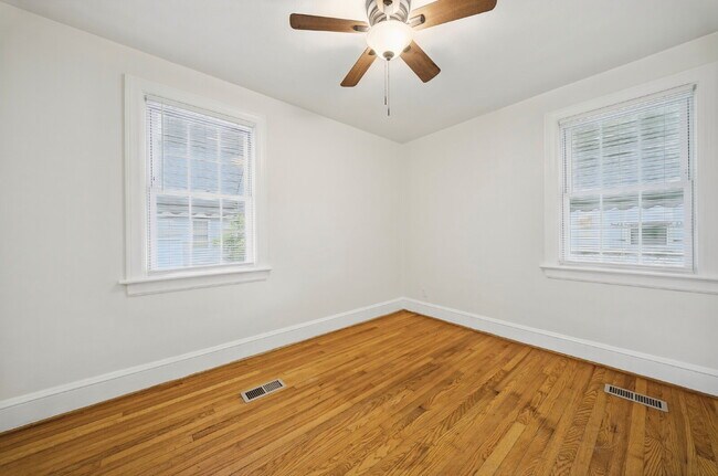 Building Photo - Updated 2-bedroom 1 bath with fenced in yard-PETS allowed-Norfolk