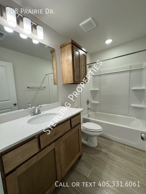 Building Photo - 708 Prairie Dr