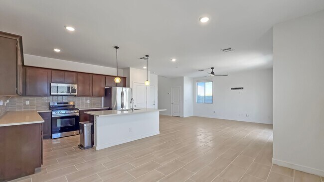 Building Photo - Community pool! Excellent Goodyear location!