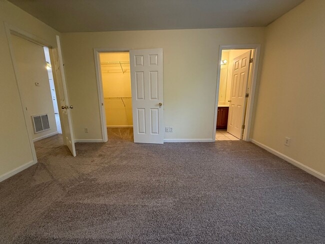Building Photo - Great 2 Bedroom Condo off of Mellwood Ave