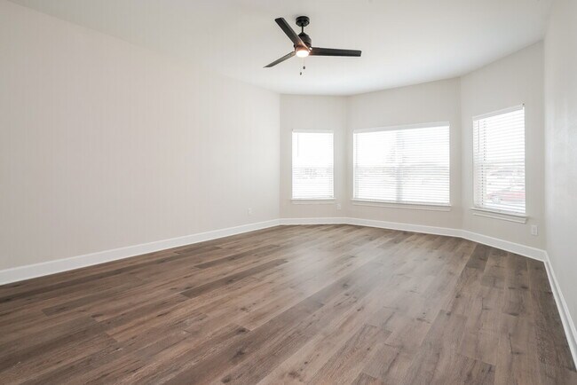 Building Photo - 244 Live Oak Ln