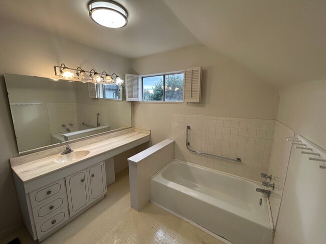 Building Photo - Great 3 bedroom 1.75 bath House in Tacoma with large backyard!