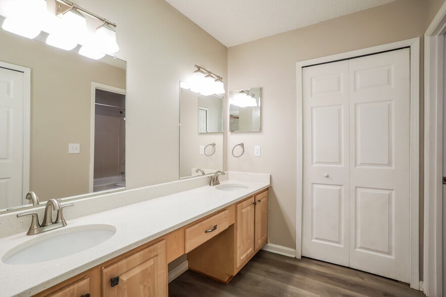 Building Photo - 4137 Rollingwood Ct